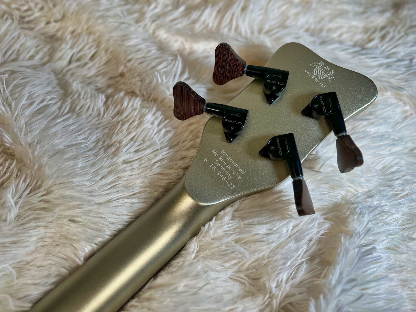 Warwick Masterbuilt Streamer Stage I - Solid Champagne Gold Metallic Satin